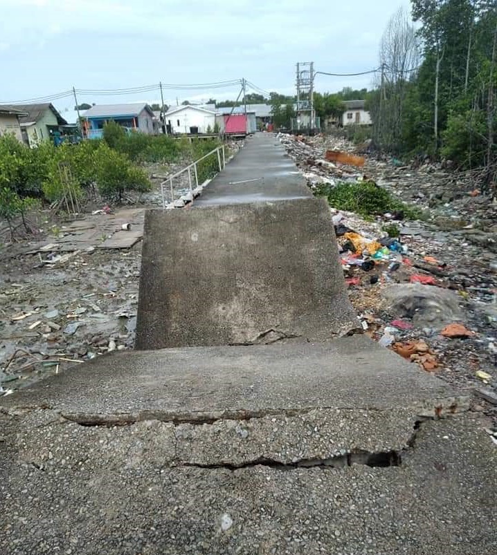通往大型垃圾场的4马路石灰桥数周前疑无法负荷重量压力而坍塌。
