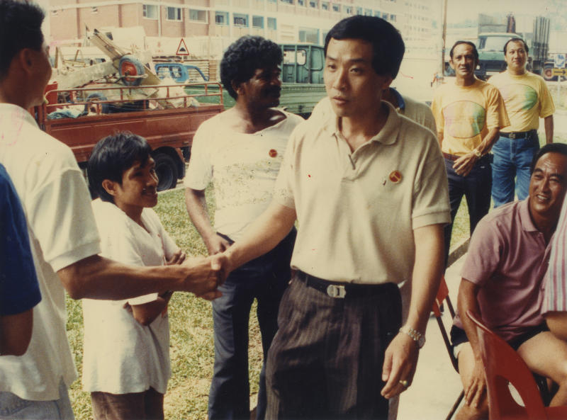 1991年大选后，刘程强在后港谢票。（档案照）