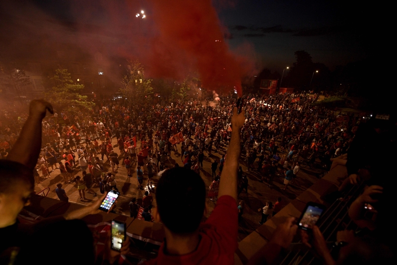 在曼市不敌切尔西后，许多球迷聚集在安菲尔德体育场外，燃放烟花庆祝利物浦提前夺冠。 （法新社照片）