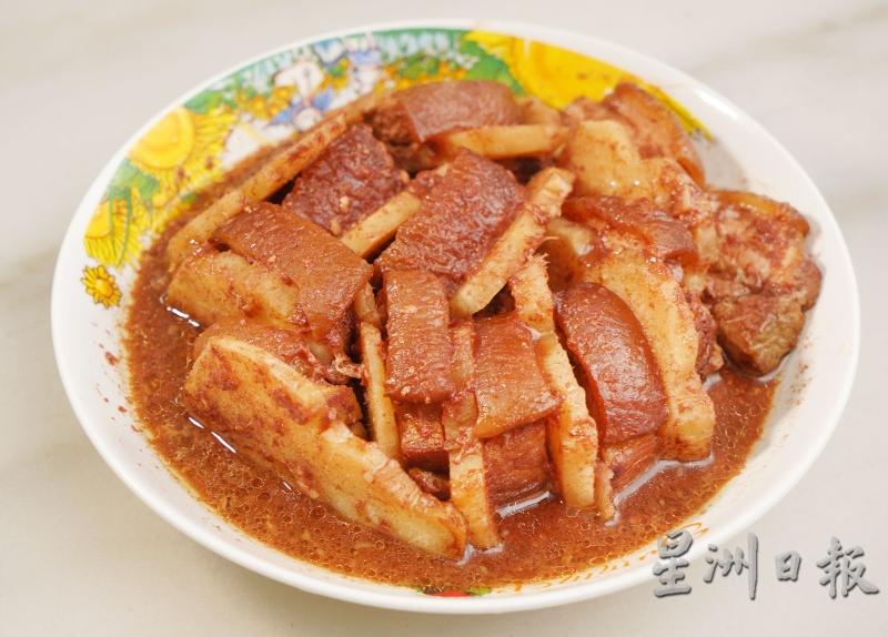 掀开锅盖出炉的粉葛扣肉，芳香四溢，旁人无不垂涎三尺。