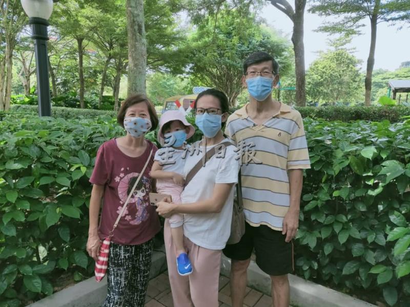 蓝湘晴（右二）：趁着目前游客不多，赶快带父母与孩子前来，省下排队时间。