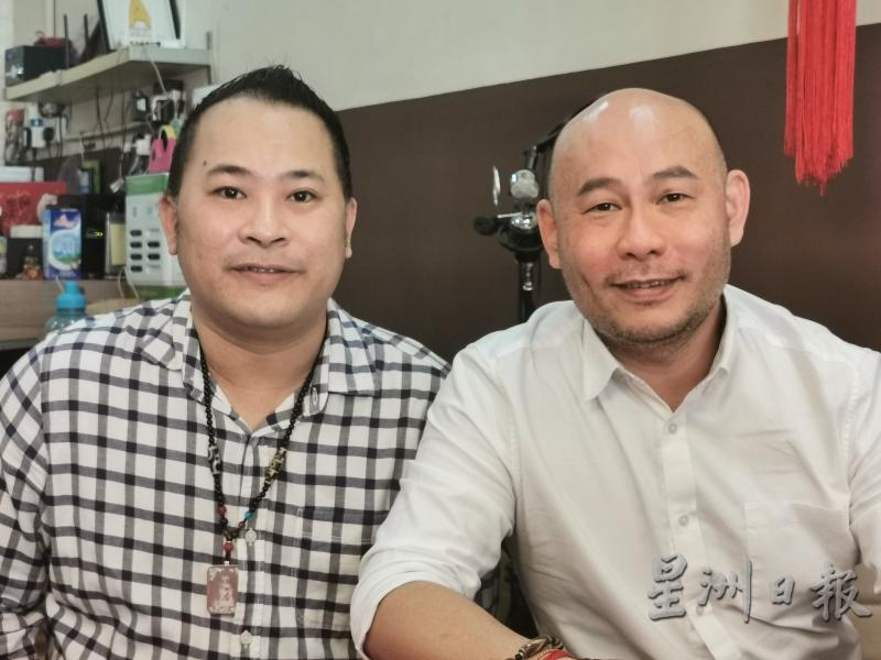 谢文豪（右起）与拍档陈伟青，回到位于拉惹乌达的聚香楼冷气饭店继续经营餐饮生意。