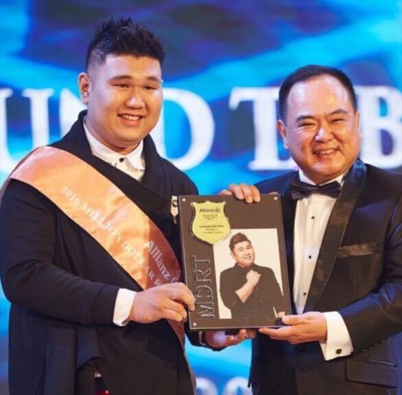 蒋海宝(左)从安联集团销售总监王宾贤接领百万圆桌指标成员荣誉奖牌。