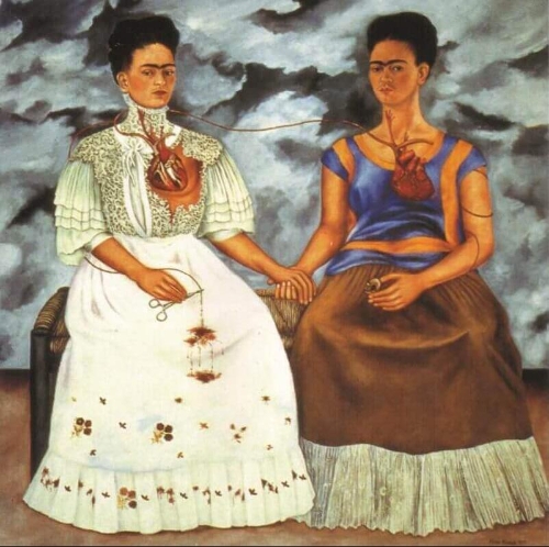 【两个芙烈达（The Two Fridas, 1939）/ 芙烈达．卡萝（Frida Kahlo）画】    墨西哥女画家芙烈达.卡萝一生都在和病痛博斗。她不断地在画自己，留下了一幅又一幅的自画像。芙烈达的画作常常带着幻梦和超现实感，深刻地表现出了对病痛的感受和想像。