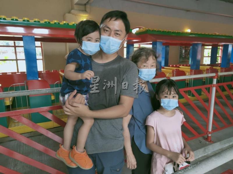 韩坚定（左二）：妻子留在酒店照顾年幼的婴儿，避免外出增加染病风险。
