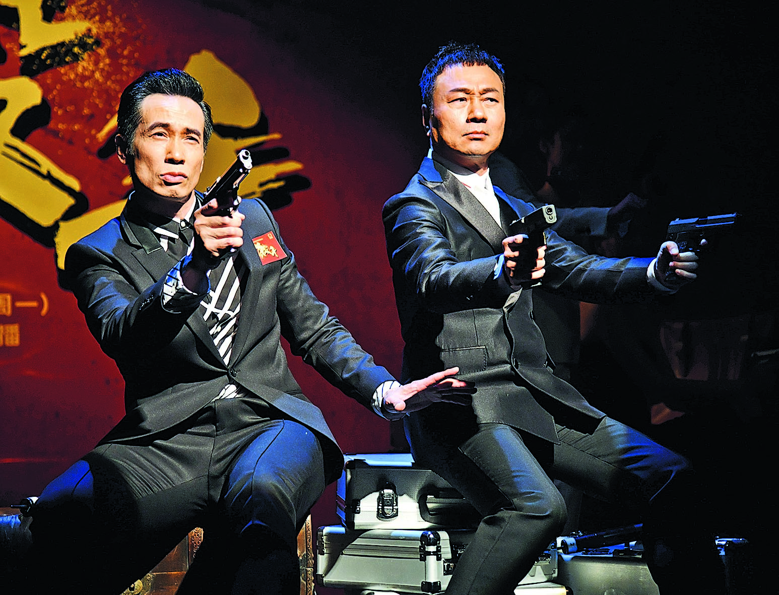 两大视帝陈豪（左）与黎耀祥在活动上变身持枪型男，为新剧《杀手》造势。