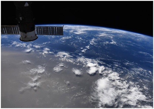 卫星站拍到「哥斯拉尘云」异常巨大。