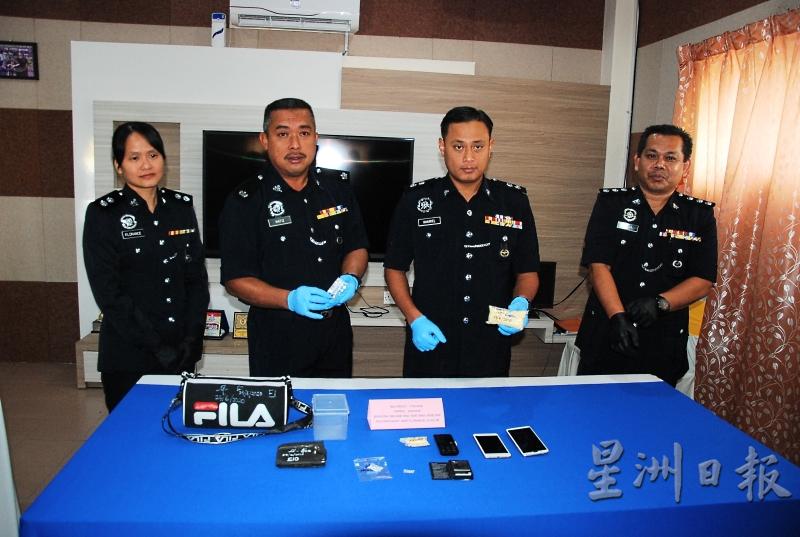 莫哈末凯里（右二）宣布，仁保警方成功侦破拉惹阿利亚斯4土展区的贩毒热点，扣捕一名毒贩，起获92克浅黄色海洛因及5.26克冰毒。