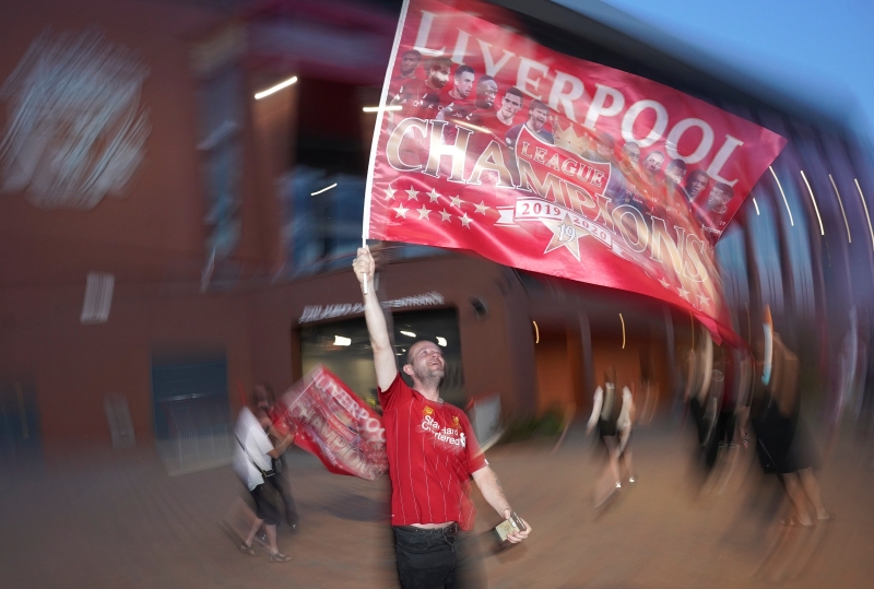 利物浦球迷球迷挥旗庆祝利物浦夺冠。 （美联社照片）