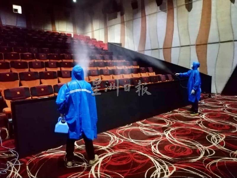 城中城商场的City Cineplex电影院进行消毒工作，为7月1日重开做好准备。
