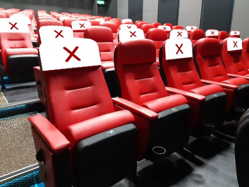 电影院内的座位已经做好标记，必须间隔一个空位，以保持社交距离。