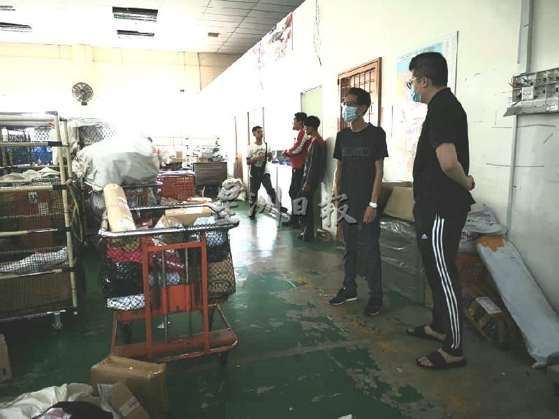 邮政公司快递中心负责人向古晋区国会议员俞利文（右）讲解服务运作。 

