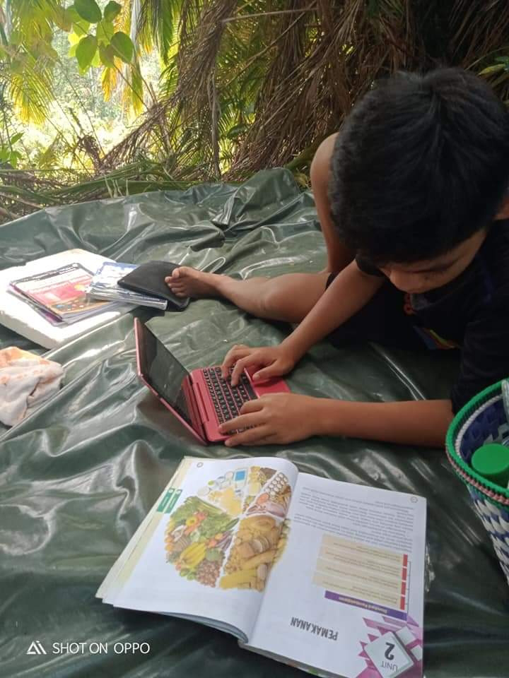 纱蒂雅在其脸书上传了其孩子在野外的山坡上网学习的情况。