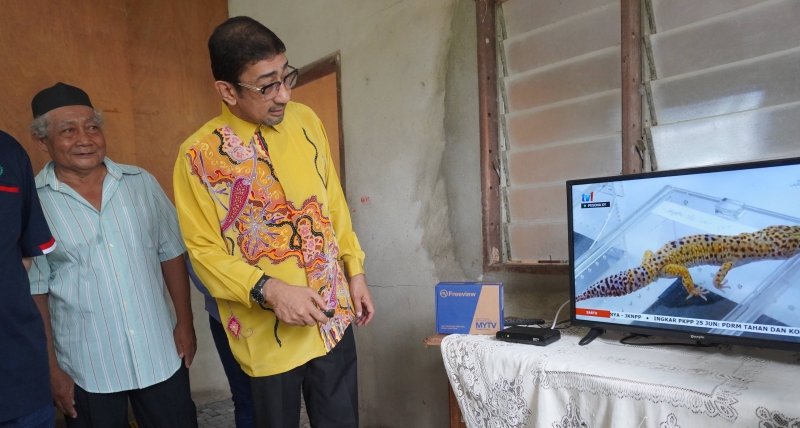 查希迪（右）到访一名MyTV用户住家，为住户启动新安装的myFreeview数码解码器。
