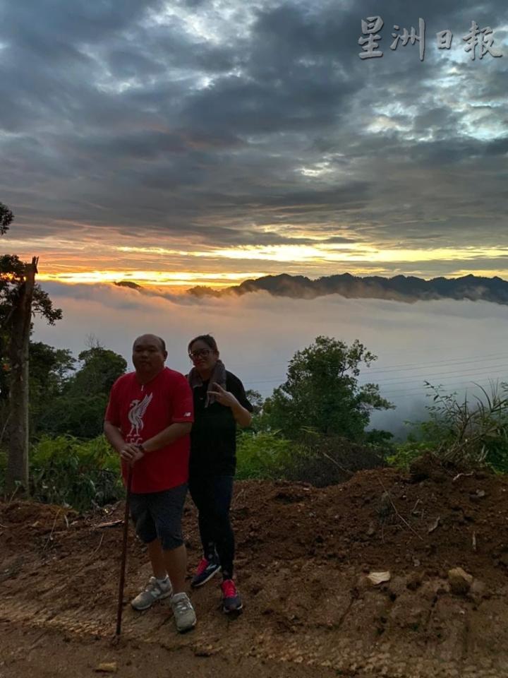 陈瑞昌夫妇一起到安乐花园高山看云海和日出。