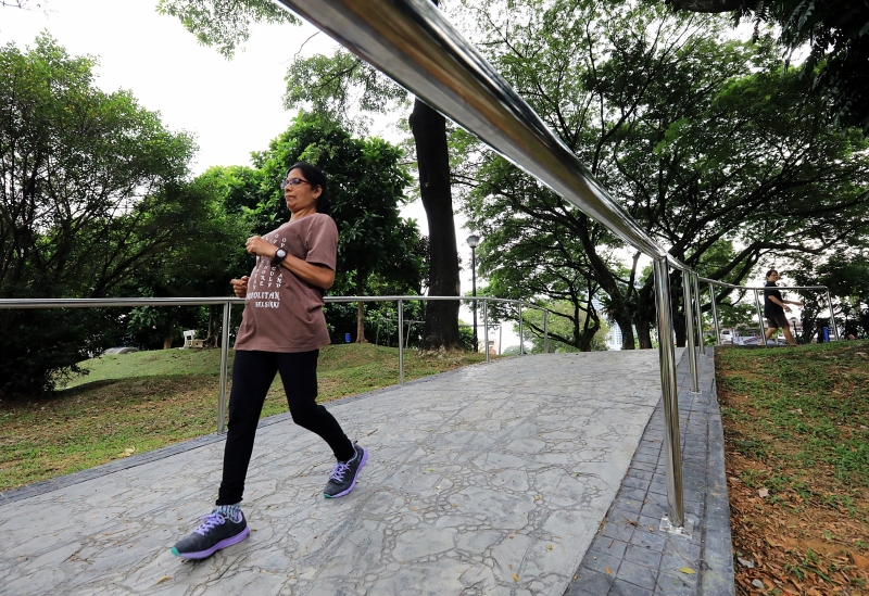 泗岩沫盛兰园3/38A路公园新增跑步道后，居民终于可在公园内跑步了。