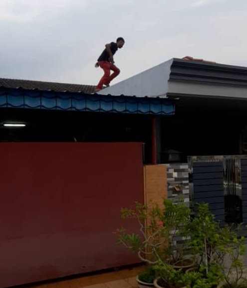 其中一名窃匪爬上屋顶企图逃跑，惟行踪被人发现及围捕。