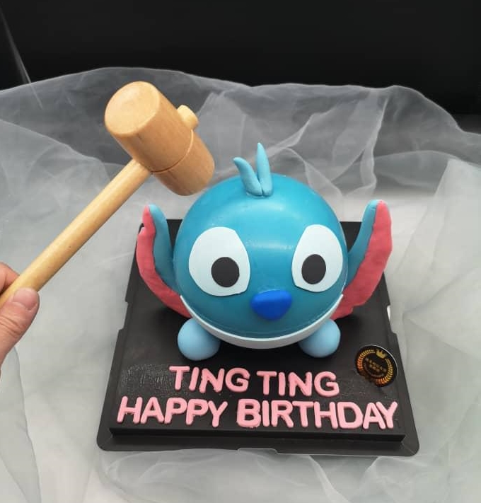 生日寿星会收到一个小木槌,敲开蛋糕发掘惊喜。 生日寿星会收到一个小木槌,敲开蛋糕发掘惊喜。
