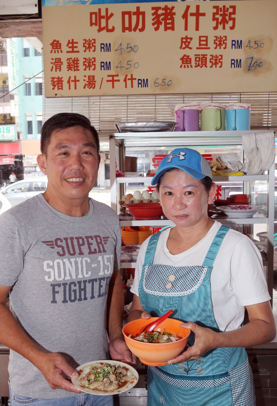张翰伦（左）和太太周桂玉携手经营霹雳粥档口已有23年。