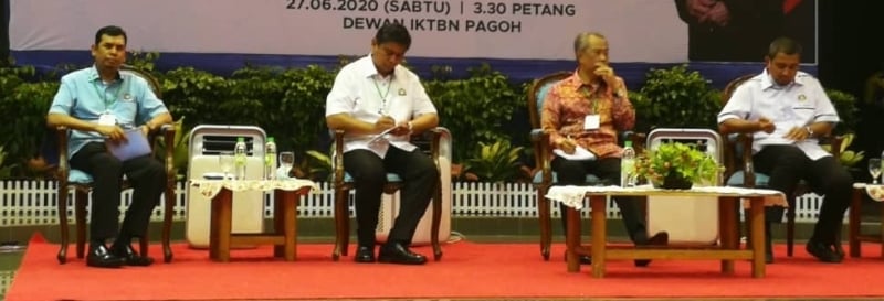 慕尤丁（右二）出席在巴莪举行的交流活动；左二为麻坡县长哈菲芝，右一是武吉哈逢州议员拿督萨鲁丁。