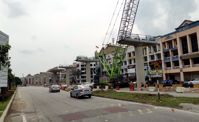 巴生新城柏昔兰武吉拉惹分阶段封路一个月，是为了让路安装轻快铁U型横梁。