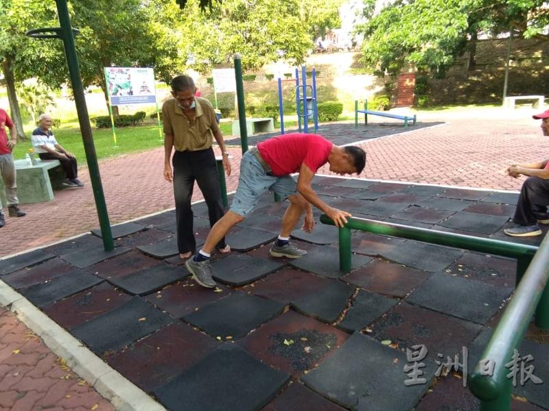 马口湖滨公园内练气功广场地面的胶片浮凸，对运动人士构成安全威胁。（图：星洲日报）