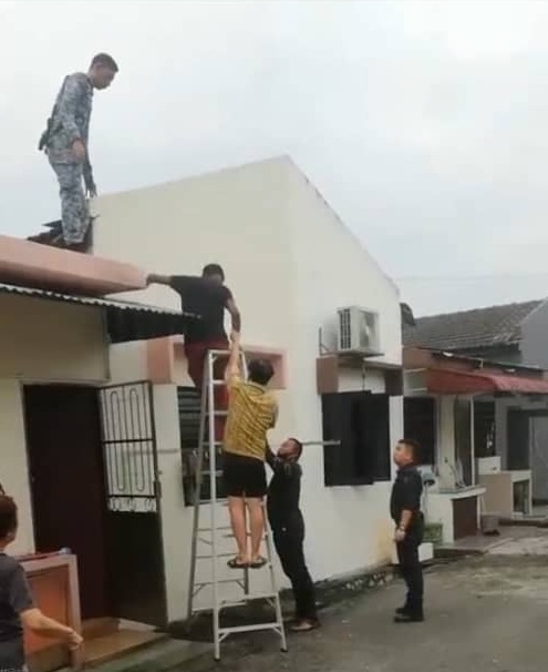 窃匪最后从屋顶下来，束手就擒。