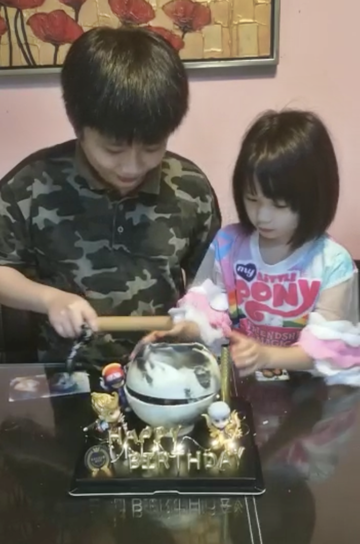切蛋糕环节不再单调，小孩也能乐在其中。