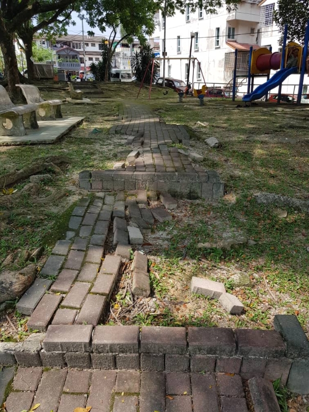 泗岩沫盛兰园3/38A路公园原本并没有跑步道，只有一条砖块多处脱落及破损的走道。