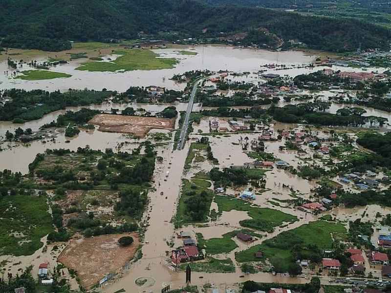 古打毛律发生严重水灾，多条道路被洪水淹没，交通严重受影响，社区形同被封锁。