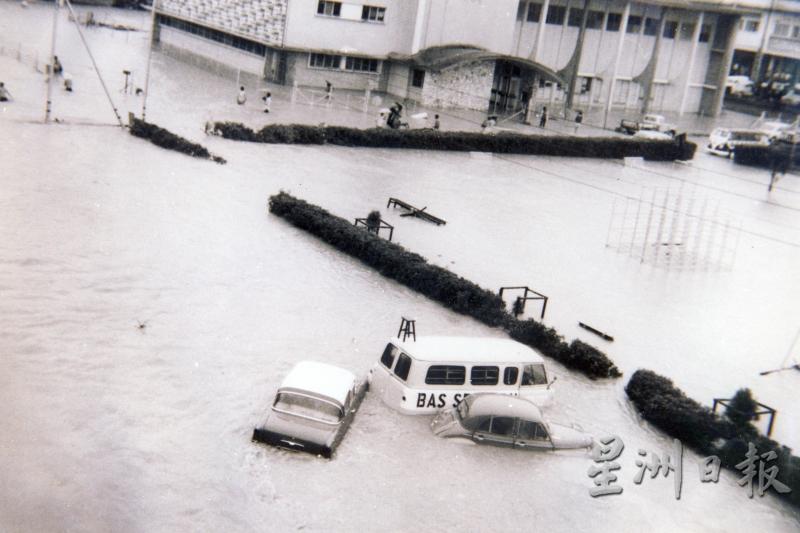 在苏丹纪念堂前，许多车辆浸泡在水中。