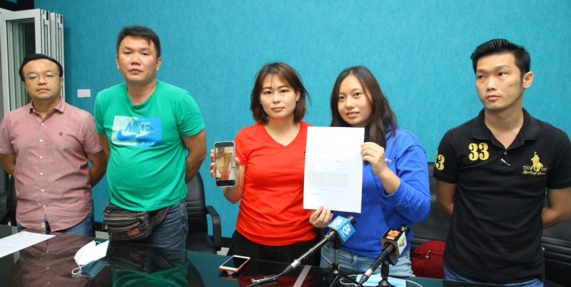 林顺兴（左二起）、陈筱恬与陈筱慷在游佳豪（左一）及赖俊权（右一）的协助下召开新闻发布会，现身澄清事情的经过。