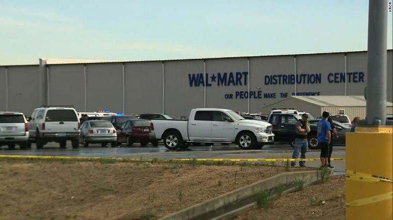 雷德布拉夫的连锁超市沃尔玛配送中心传出枪声，至少2死4伤。（互联网照片）