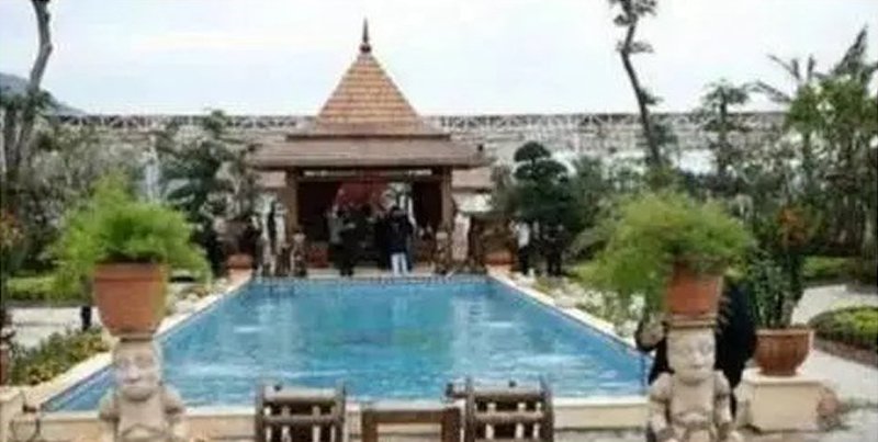 洪金宝豪宅自带私人泳池，而且充满异域风格，有网民存疑表示，看起来像是在泰国。