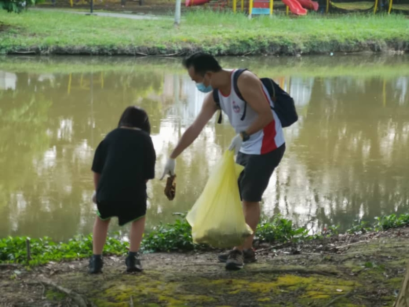 一些父母以身作则，带孩子来参与大扫除，从小灌输爱护环境的重要性。