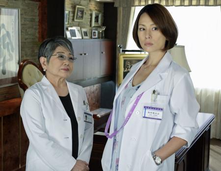 最让日本人讨厌的女演员冠军泉平子（左），曾加盟米仓凉子主演的人气医疗剧《DOCTOR-X》第4季，演出她的最大敌人。