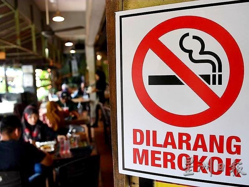 卫生局提醒，食肆业者须张贴告示牌和确保顾客不在店内抽烟，否则同样违法。