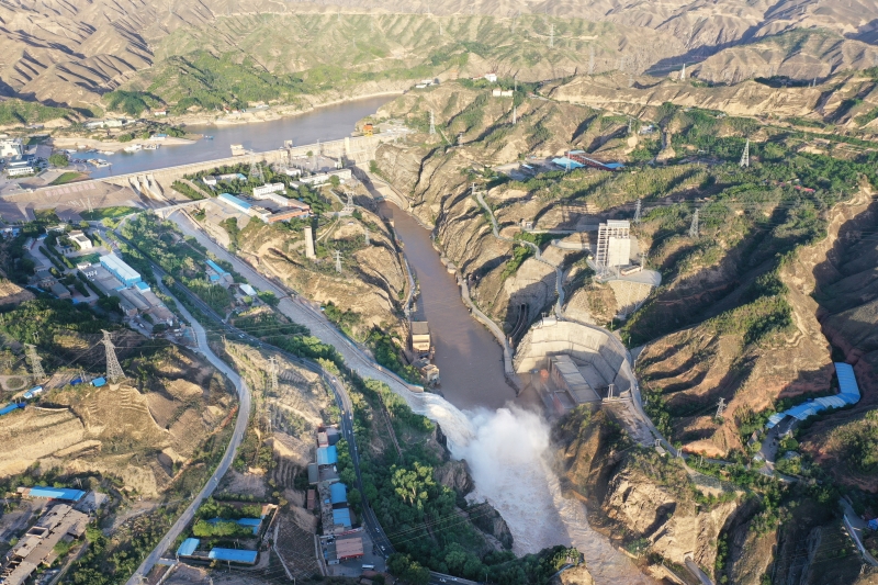 位于甘肃省临夏回族自治州境内的刘家峡水库，按照黄河防总要求开闸泄洪。（新华社图）