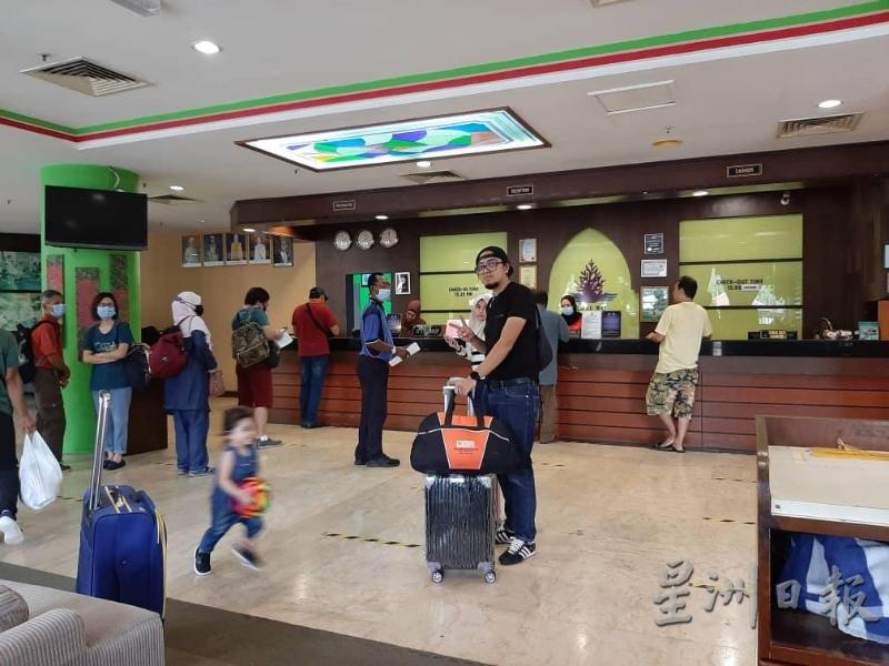 游客开始重回邦咯岛，酒店服务柜台也忙碌接待。

