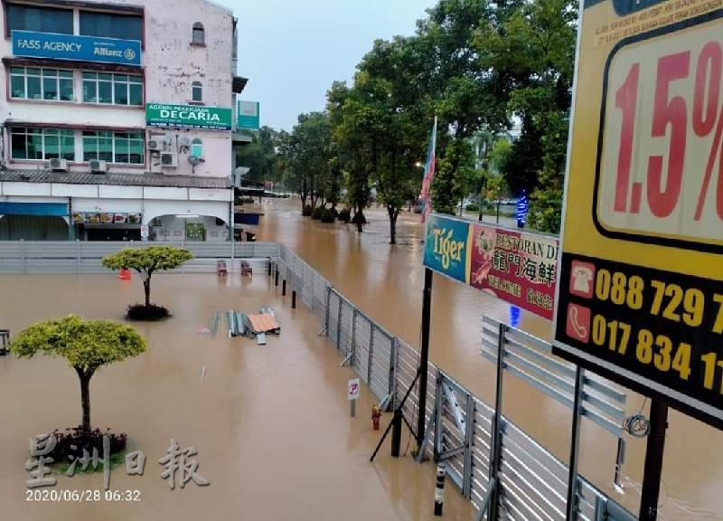东贡岸镇地面被水覆盖。