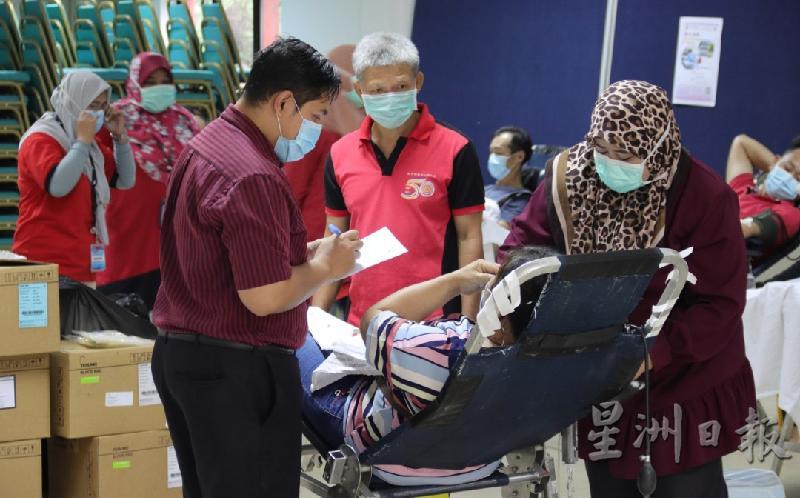 中央医院派出医护人员现场协助民众完成捐血。
