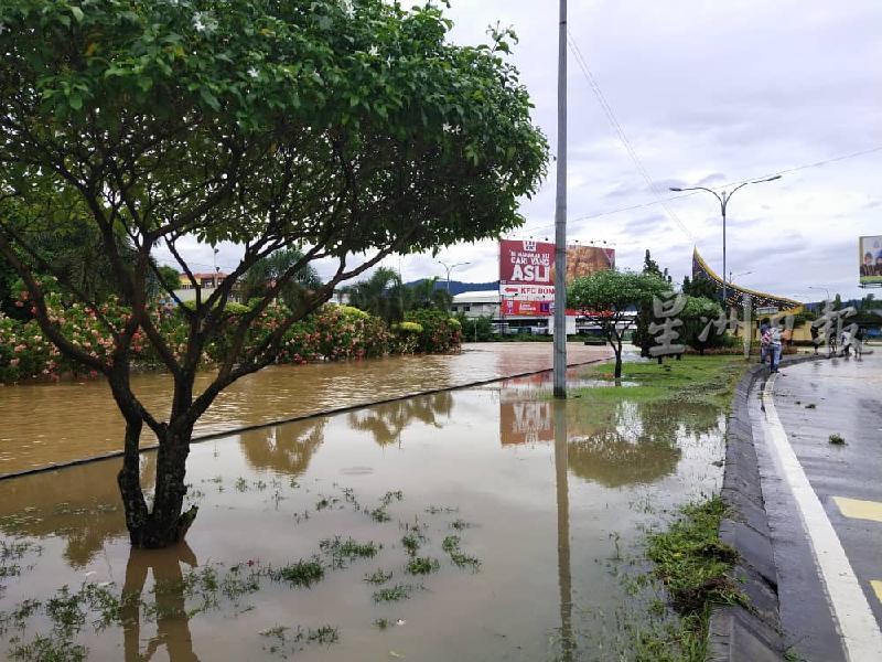 东贡岸旁车道淹在水里。
