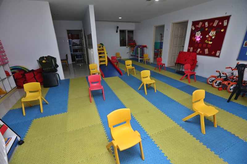 欢乐幼教中心将原本属于室内游乐场的空间暂时改为学生的等候区。