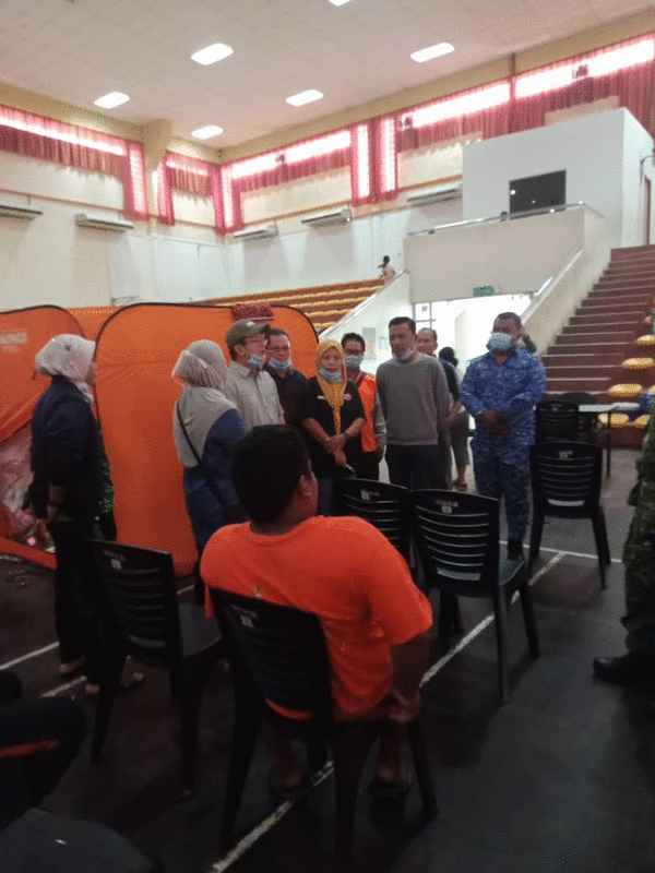 充作疏散中心的敦赛民众会堂的工作人员和灾民帐篷到位。 