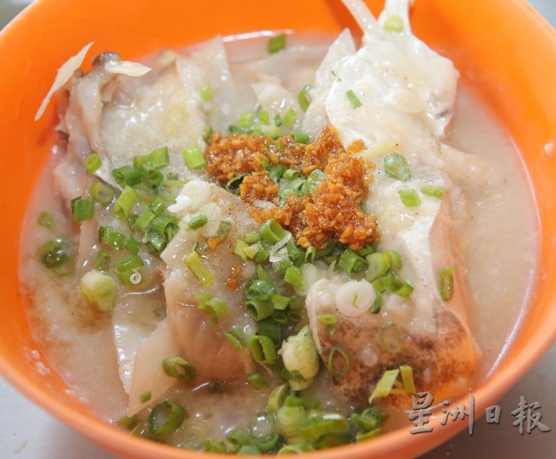 鱼头经过江鱼仔汤煮熟后搭配绵滑的白粥一起吃，是许多人喜爱的美味。