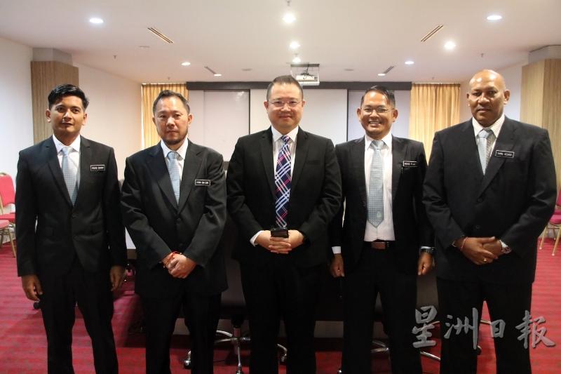 林桂亿（中）与4名代表国家社区动力（PKN）的市议员，即左起依占与锺赐财，右起淡米尔瑟文与弗亚合照。