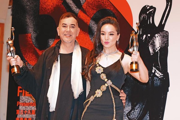 黄秋生去年以《沦落人》第三度获得香港电影金像奖最佳男主角，还透露拍此片时没拿任何酬劳。右为去年的金像影后曾美慧孜。