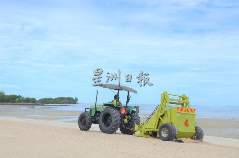 SWM公司每周五次会动用海滩清理器，清理海滩环境。