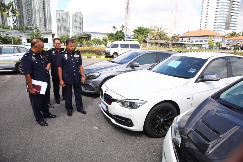 警方在两次执法行动中充公多辆轿车。