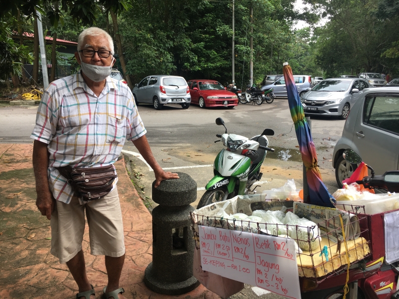 流动摊贩黄天礼指出，南峇山重新开放后人潮和车辆变多，猴群较少出没。
